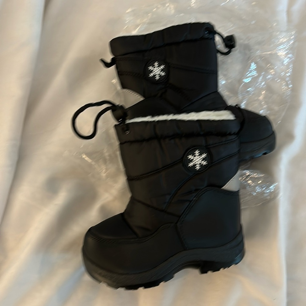 Toddler black snow boots size 5